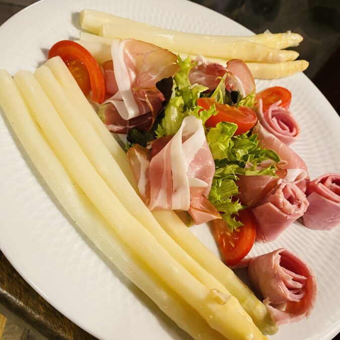 Les asperges sont arriv&eacute;es &agrave; Kayserberg chez Maison Hassenforder ! Erstein