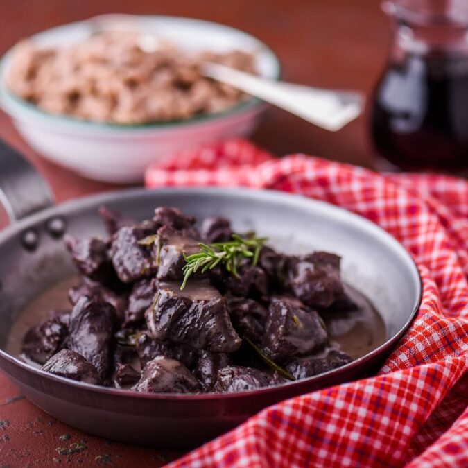 Civet de gibier ou tourte vigneronne : quel plat choisir pour une premi&egrave;re d&eacute;couverte du gibier ? S&eacute;lestat