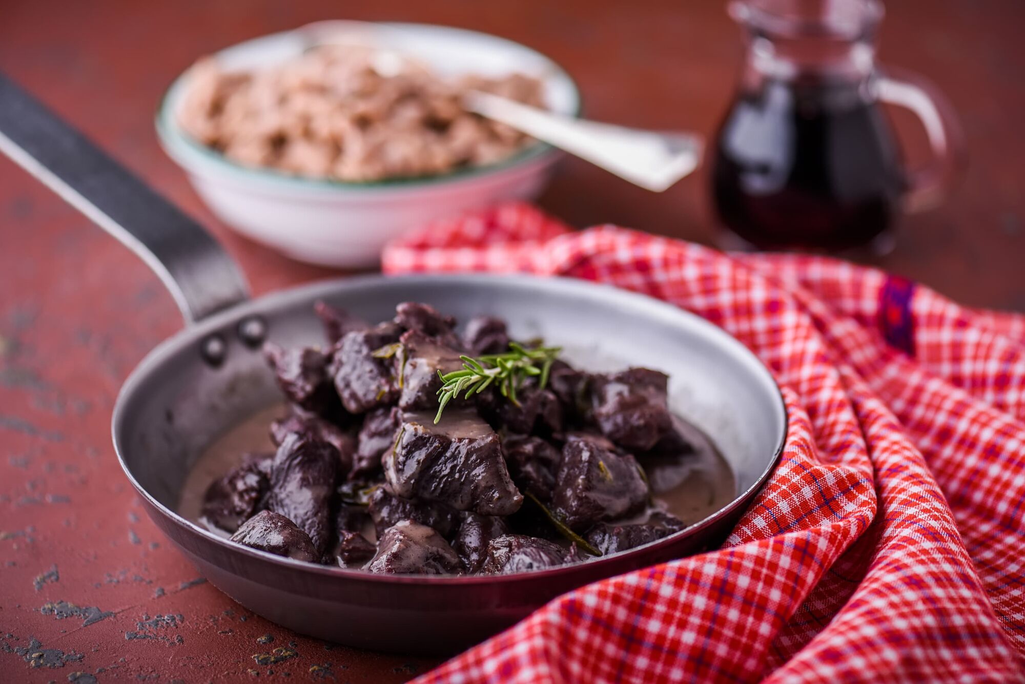 Civet de gibier ou tourte vigneronne : quel plat choisir pour une premi&egrave;re d&eacute;couverte du gibier ? S&eacute;lestat